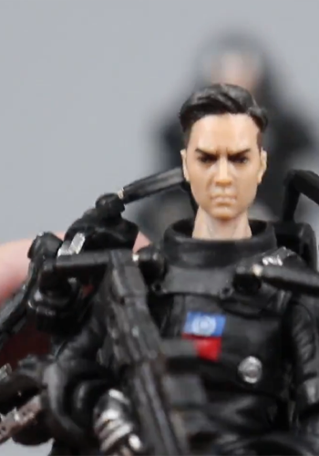 Handheld scale view of the 10.5 cm action figures
